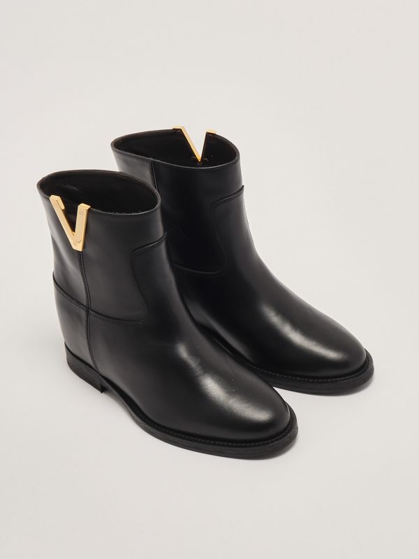 Via Roma 15 leather akle boots with gold V-shaped detail for
