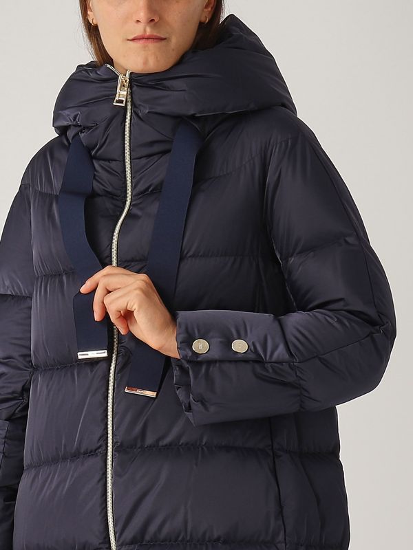 【HERNO】HOODED SATIN A-SHAPE ダウン PI1304D PIUMINO MEDIO SATIN CON CAPPUCCIO HD in Black for Women | Herno®