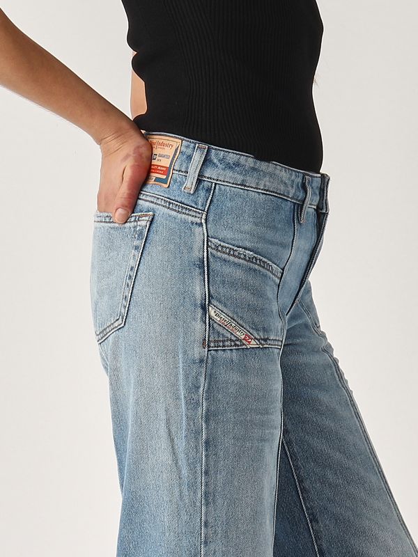 4. Women's D-Akii cotton jeans Light Denim Diesel a128080clba