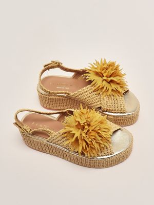 2. Women's raffia sandal Beige