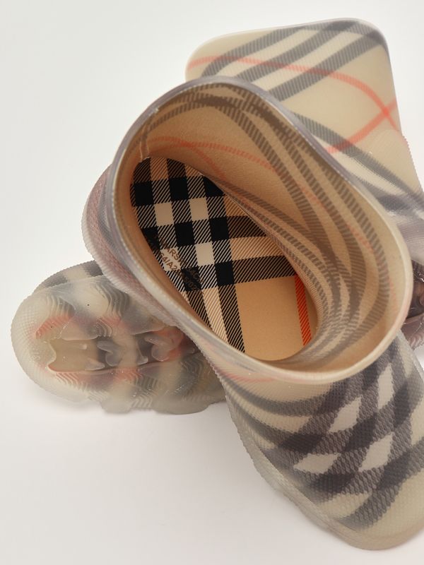 5. Bota de goma para niña Cuadros beige Burberry 8110064
