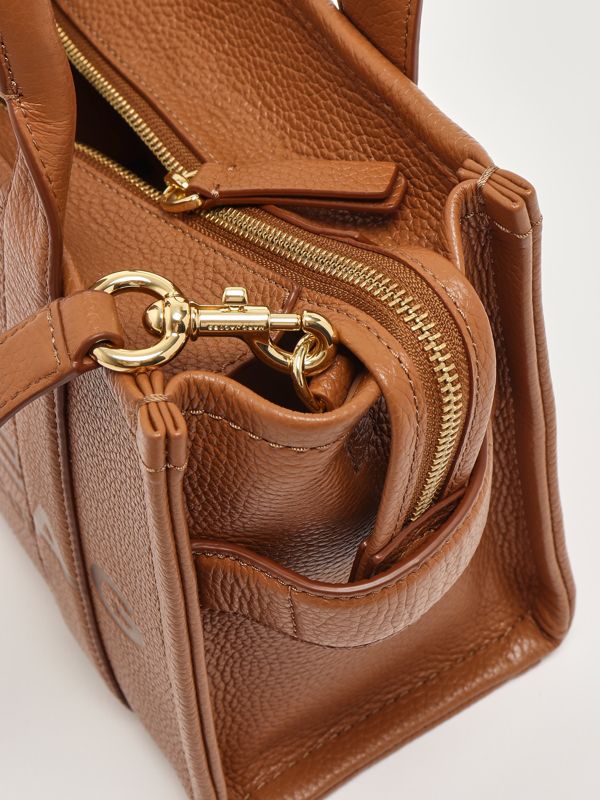 6. Bolso de mujer The Tote Bag Small en piel de plena flor Aceite de argán Marc Jacobs h009l01sp21