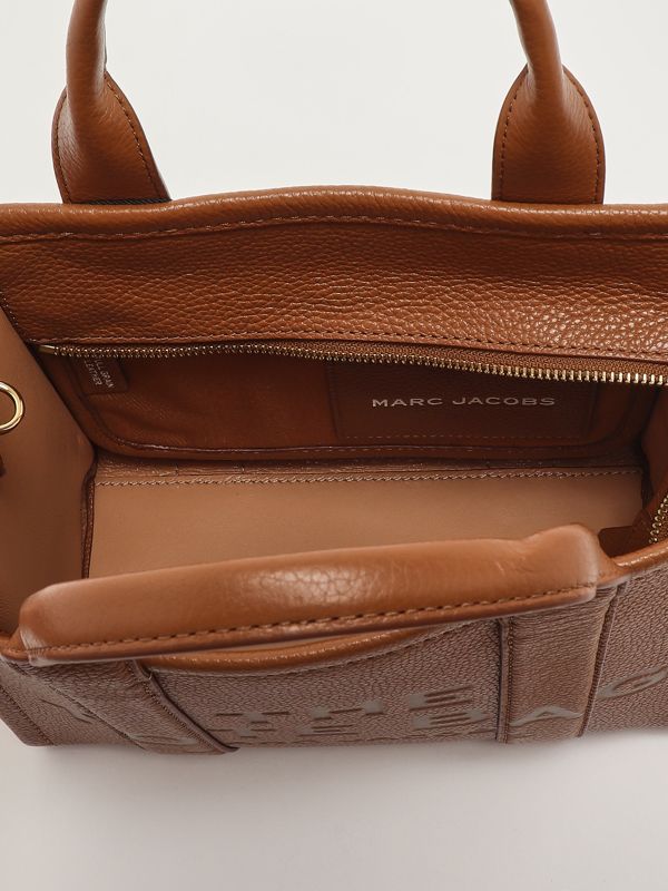4. Bolso de mujer The Tote Bag Small en piel de plena flor Aceite de argán Marc Jacobs h009l01sp21
