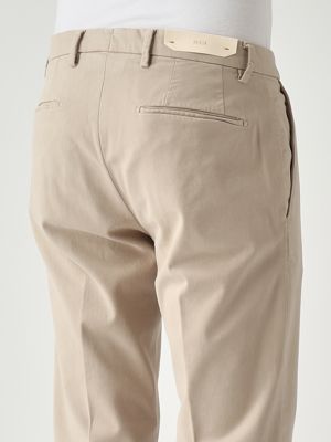 4. Pantalone uomo BG04 slim fit in gabardina di cotone stretch Beige Chiaro