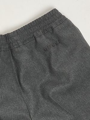3. Neugeborenenhose aus Wolle Grau