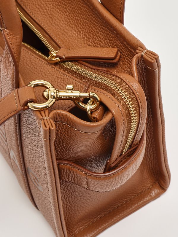 7. Sac The Tote Bag Small en cuir grainé pour femme Huile d'argan Marc Jacobs h009l01sp21