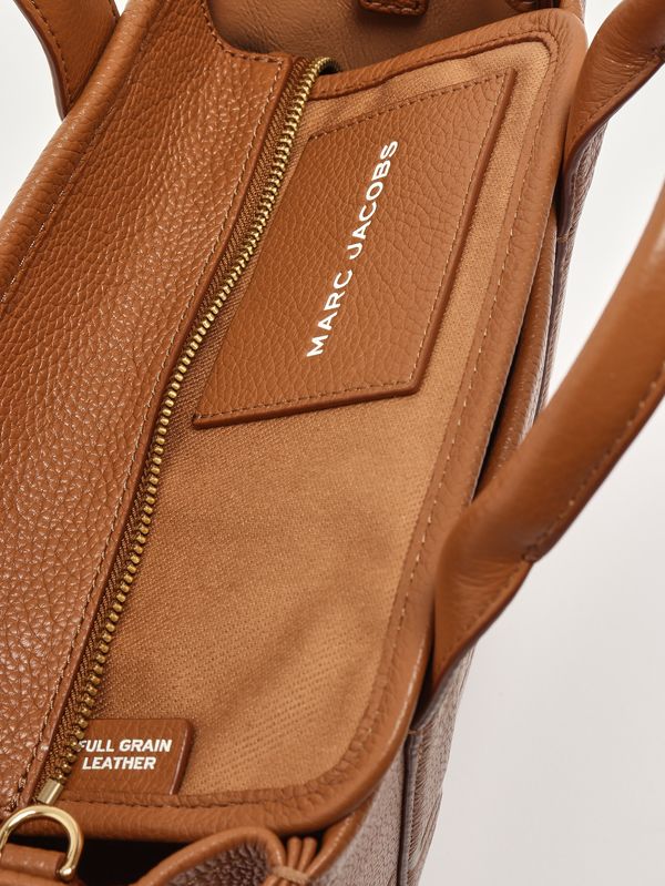 6. Sac The Tote Bag Small en cuir grainé pour femme Huile d'argan Marc Jacobs h009l01sp21