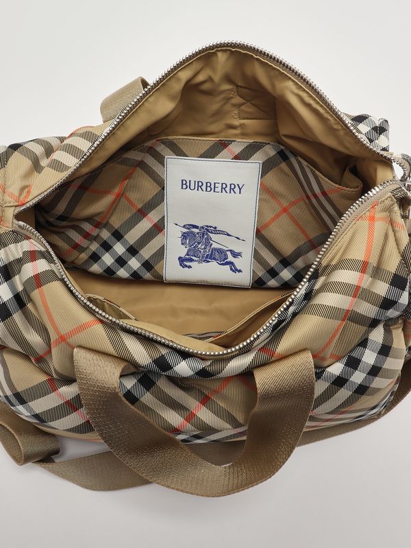 5. Wickeltasche im Bowling-Stil aus Nylon Beige kariert Burberry 8100214