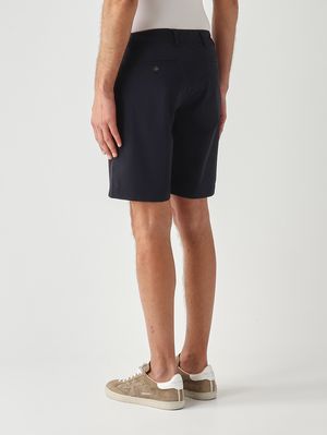 3. Bermudas para hombre de tejido técnico. Azul marino