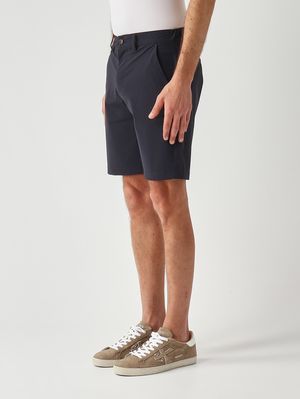 2. Bermudas para hombre de tejido técnico. Azul marino
