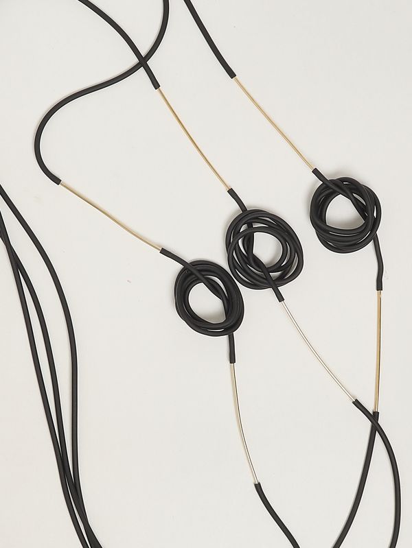 2. Collar para mujer Ilenia de PVC Negro-Oro Liviana Conti a6sj33