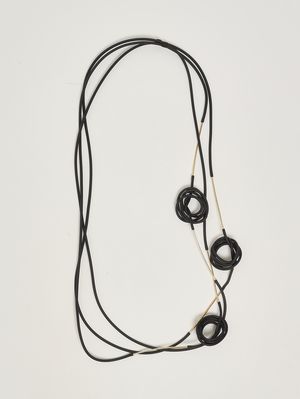 1. Collar para mujer Ilenia de PVC Negro-Oro