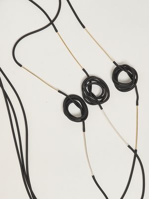 2. Collar para mujer Ilenia de PVC Negro-Oro