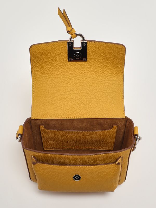 5. Bolso de mujer H01X Flap Trend en piel granulada Trigo Hogan kbw01xi0100th1