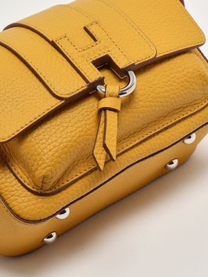 6. Bolso de mujer H01X Flap Trend en piel granulada Trigo