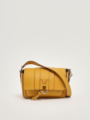 4. Bolso de mujer H01X Flap Trend en piel granulada Trigo