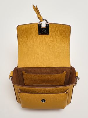 5. Bolso de mujer H01X Flap Trend en piel granulada Trigo