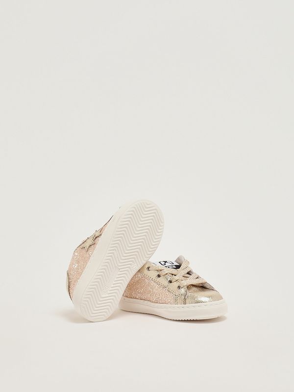 4. Zapatillas de piel para recién nacido Purpurina dorada 2Star 2sb3402