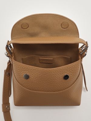 5. Bolso de mujer Nana Small Soft de piel granulada Galleta