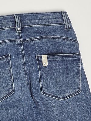 3. Jeans de niña de algodón elástico. Vaquero azul