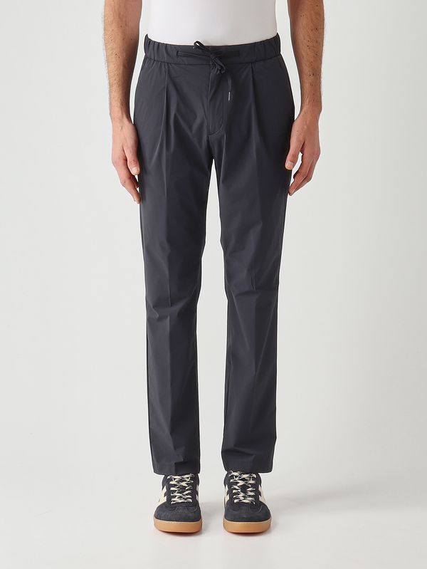 1. Pantalón de hombre de nailon elástico superligero azul marino Herno pt000077u12691z