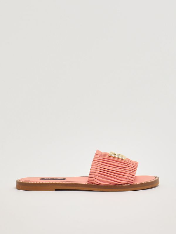 1. Sandalia de piel para niña Rosa Dolce e Gabbana d11373a1850