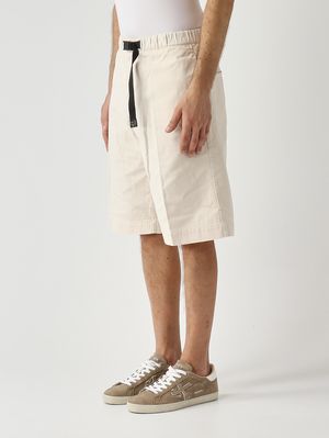 2. Bermuda para hombre SU91 de sarga de algodón. Crudo