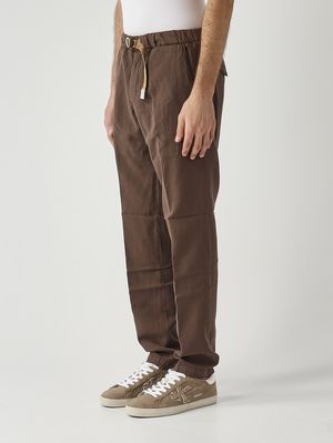 2. Pantalón para hombre Greg de tela paracaídas de mezcla de algodón y lino. Cacao