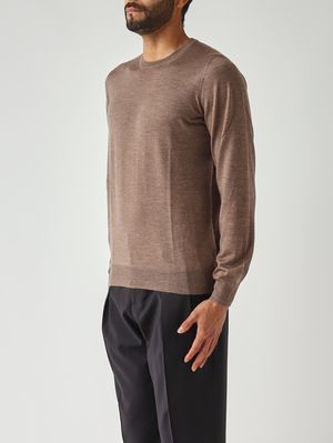 3. Jersey para hombre de mezcla de lana virgen y seda. Marrón