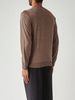 4. Jersey para hombre de mezcla de lana virgen y seda. Marrón