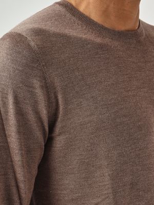 5. Jersey para hombre de mezcla de lana virgen y seda. Marrón