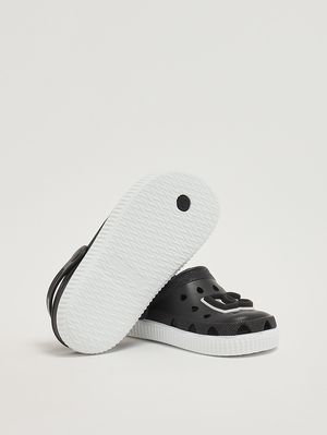 4. Zueco de goma para niño Negro