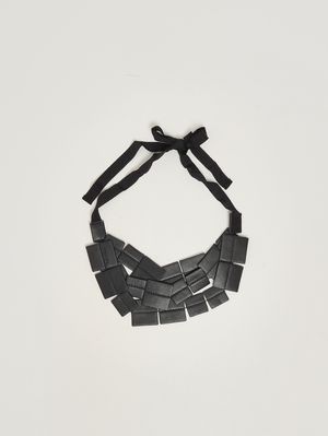 1. Collar de mujer de imitación de cuero. Negro