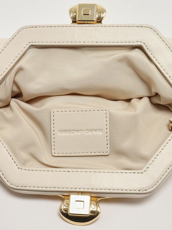 5. Clutch femme The Small Claw Clip en cuir Ivoire Marc Jacobs 2r5hcl004h01
