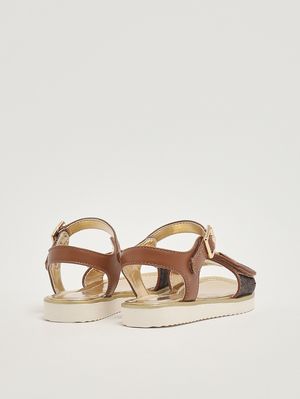 3. Sandales pour fille en simili cuir. Logo marron
