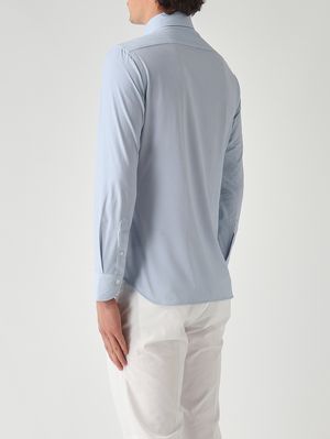 3. Herrenhemd aus technischem, dehnbarem und knitterarmem Gewebe. Himmelblau