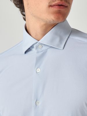 4. Herrenhemd aus technischem, dehnbarem und knitterarmem Gewebe. Himmelblau