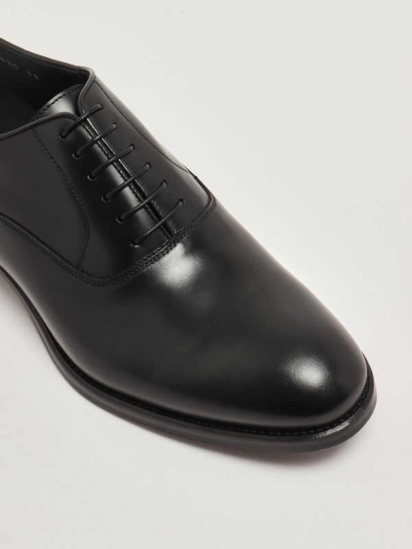 5. Stringata uomo Oxford in pelle spazzolara Nero Doucal's du2630monzuf269
