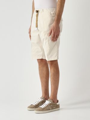 2. Bermuda para hombre SU50 Kurt en sarga de algodón elástico. Marfil
