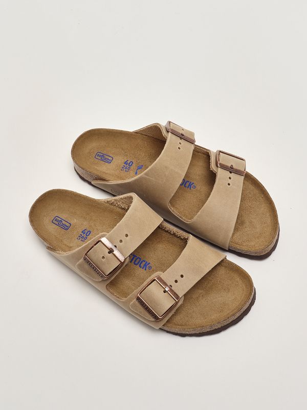 2. Sandalo Arizona Soft Footbed in pelle oliata Tabacco Chiaro Birkenstock 552813