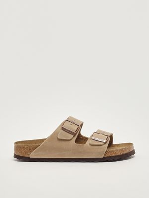 1. Sandalo Arizona Soft Footbed in pelle oliata Tabacco Chiaro