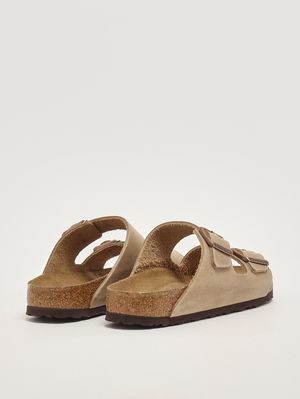 3. Sandalo Arizona Soft Footbed in pelle oliata Tabacco Chiaro