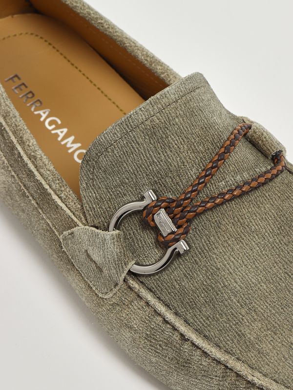 5. Mocassins pour homme Driver Front 4 en daim Gris-Vert Ferragamo 02b796789635