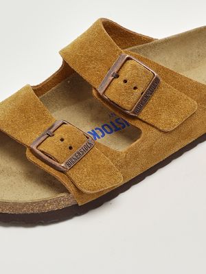 5. Sandale Arizona Soft Footbed en daim Tabac