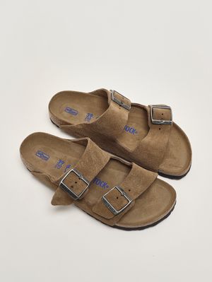 2. Arizona Soft Footbed Sandale aus Veloursleder Torf