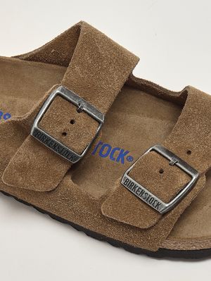 5. Arizona Soft Footbed Sandale aus Veloursleder Torf