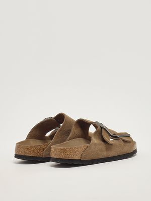 3. Arizona Soft Footbed Sandale aus Veloursleder Torf