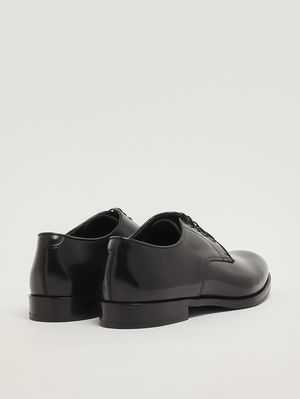 3. Zapatos Derby de hombre con cordones en piel cepillada. Negro