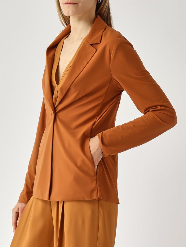 5. Blazer de mujer en suave tejido de punto elástico. Caramelo Maliparmi jd646570210