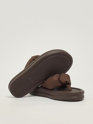4. Sandalia de mujer Over Puffed Up de goma Marrón Oscuro